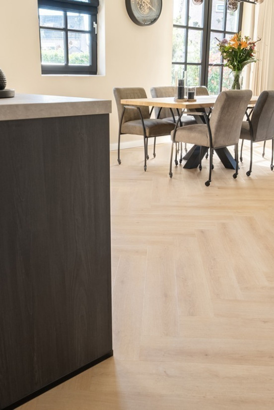 Floer Walvisgraat PVC – Cetus Crème FLR 3524 Floer Walvisgraat PVC – Cetus Crème FLR 3524