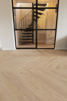 Floer Walvisgraat PVC – Gaia Grijsbeige FLR 3527 Floer Walvisgraat PVC – Gaia Grijsbeige FLR 3527
