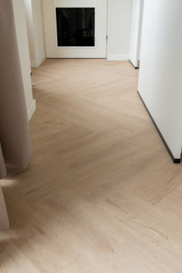Floer Walvisgraat PVC – Gaia Grijsbeige FLR 3915 Floer Walvisgraat PVC – Gaia Grijsbeige FLR 3915